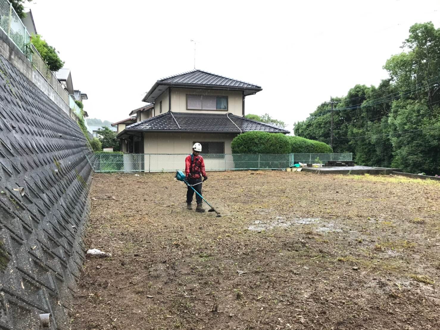 ここからはナイロンコードによって仕上げの草刈り作業を行っていきます